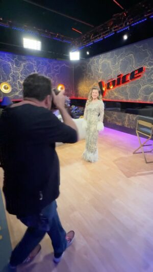 Kelly Clarkson Instagram - I loved being at the Voice, always fun to be back! Thank you to my glam team, I love this look!✨

Styling: @micaela/@cdicelove13
Wardrobe: @arleeesha
Makeup: @gloglomakeup
Hair: @robertramoshair
Video: @weisseubanks