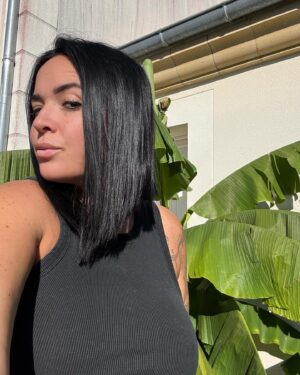 Kelly Helard Instagram - ✨ Nouvelle coiffure, nouveau moi! ✨ J’ai osé un grand changement capillaire simplement parce que j’en avais envie. Aucun regret, que du bonheur! 💇‍♀️❤️ #HairTransformation #NewLook #LivingMyBestLife 
Merci à ma copine @aadra_hair_and_beauty