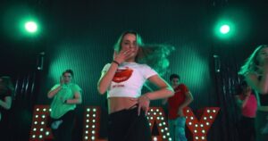 Kelly Sweeney Instagram - first class of 2025 tonight ✨ 8pm @theplaygroundla … new britney combo 🤍
#clubcassics - @charli_xcx @belizekazi 🎥 @directedbyjon #kellysweeneychoreo #charlixcx