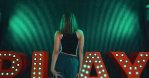 Kelly Sweeney Instagram - first class of 2025 tonight ✨ 8pm @theplaygroundla … new britney combo 🤍
#clubcassics - @charli_xcx @belizekazi 🎥 @directedbyjon #kellysweeneychoreo #charlixcx