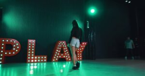 Kelly Sweeney Instagram - first class of 2025 tonight ✨ 8pm @theplaygroundla … new britney combo 🤍
#clubcassics - @charli_xcx @belizekazi 🎥 @directedbyjon #kellysweeneychoreo #charlixcx