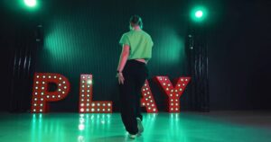 Kelly Sweeney Instagram - first class of 2025 tonight ✨ 8pm @theplaygroundla … new britney combo 🤍
#clubcassics - @charli_xcx @belizekazi 🎥 @directedbyjon #kellysweeneychoreo #charlixcx
