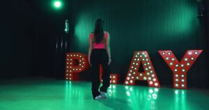 Kelly Sweeney Instagram - first class of 2025 tonight ✨ 8pm @theplaygroundla … new britney combo 🤍
#clubcassics - @charli_xcx @belizekazi 🎥 @directedbyjon #kellysweeneychoreo #charlixcx