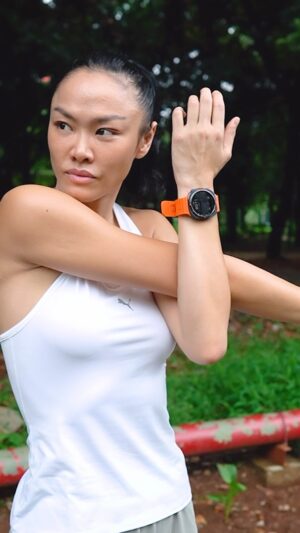 Kelly Tandiono Instagram - Hey guys today I’m looking for a new cool gadget for Chinese New Year. I was told @erafonestores has everything. Walking over to the smartwatch section, I saw the latest Samsung Galaxy Watch Ultra and fell in love. This smart watch has a high endurance battery power which last 100 hours and 48 hours in exercise power saving mode. The tracking is super accurate from distance, heart rate, recovery, everything is recorded clearly. 

Boosting my #UltraConfidenceEveryday. 

Thank you to erafone team for giving such a great service and knowledge about this product. 

My new perfect workout partner. Now I can run in style and maintain my healthy lifestyle ❤️

#GalaxyWatchUltraerafone 
#UltraConfidenceEveryday