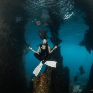 Kelly Tandiono Instagram - Merry Xmas and Happy Holidays everyone much love from Raja Ampat ❤️
.
Chillin with the Oceanic Manta while playing in the current and diving everyday 😁
.
📸 @ferry_mozard 
.
#RajaAmpat #Misool #Diving #Diver #AnakLaut #HappyHolidays #MerryChristmas