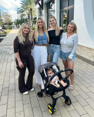 Kelsey Owens Instagram - Sunday strolls with the girls🌷