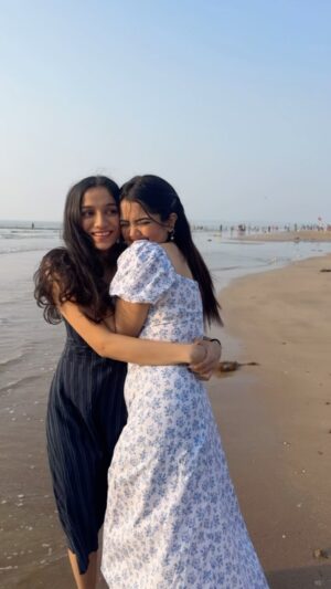 Ketaki Kulkarni Instagram - This trend   her = 💕👯‍♀️
Tag your bestie in the comments, whom you wanna create this trend with! 

(Merry christmas, Christmas, Santa, Snowman, Snowman reel, trending, trending reels, besties, best friends, bestf, friends)

#reels #merrychristmas #friends #bestfriends #trending #ketakikulkarni