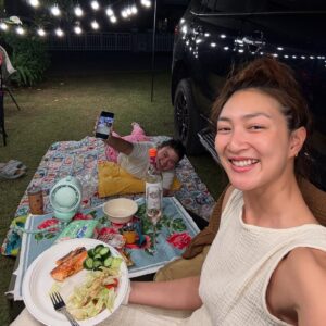 Khemanit Jamikorn Instagram - 🏕️Vacay vibes 🎄🌙 
.
.
.
#panpanfamily 💛🧡❤️🩷💚🩵💙💜