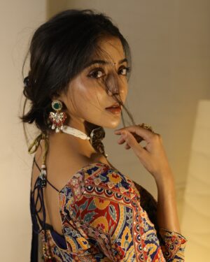 Khushi Dubey Instagram - This Diwali, embrace the spirit of kindness and illuminate the lives of others with warmth , truth and light. Let your flames of gentleness and actions shine bright , spreading love and compassion to all around you. Be the beacon of warmth ,and love shining everywhere! Wishing you alllllll a very Happy Diwali!🪔✨
~Khushi Dubey ♥️

Captured by: @krsna_captures ✨
Jewellery: @kickyandperky 
Outfit: @ethnicityhq 
.

#khushidubey #diwali #happydiwali #festive #indian #ethnic #lights