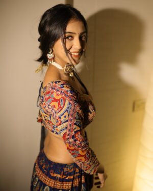 Khushi Dubey Instagram - This Diwali, embrace the spirit of kindness and illuminate the lives of others with warmth , truth and light. Let your flames of gentleness and actions shine bright , spreading love and compassion to all around you. Be the beacon of warmth ,and love shining everywhere! Wishing you alllllll a very Happy Diwali!🪔✨
~Khushi Dubey ♥️

Captured by: @krsna_captures ✨
Jewellery: @kickyandperky 
Outfit: @ethnicityhq 
.

#khushidubey #diwali #happydiwali #festive #indian #ethnic #lights
