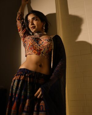 Khushi Dubey Instagram - This Diwali, embrace the spirit of kindness and illuminate the lives of others with warmth , truth and light. Let your flames of gentleness and actions shine bright , spreading love and compassion to all around you. Be the beacon of warmth ,and love shining everywhere! Wishing you alllllll a very Happy Diwali!🪔✨
~Khushi Dubey ♥️

Captured by: @krsna_captures ✨
Jewellery: @kickyandperky 
Outfit: @ethnicityhq 
.

#khushidubey #diwali #happydiwali #festive #indian #ethnic #lights