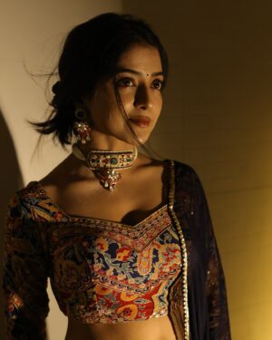 Khushi Dubey Instagram - This Diwali, embrace the spirit of kindness and illuminate the lives of others with warmth , truth and light. Let your flames of gentleness and actions shine bright , spreading love and compassion to all around you. Be the beacon of warmth ,and love shining everywhere! Wishing you alllllll a very Happy Diwali!🪔✨
~Khushi Dubey ♥️

Captured by: @krsna_captures ✨
Jewellery: @kickyandperky 
Outfit: @ethnicityhq 
.

#khushidubey #diwali #happydiwali #festive #indian #ethnic #lights