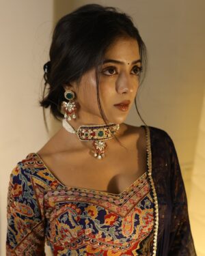 Khushi Dubey Instagram - This Diwali, embrace the spirit of kindness and illuminate the lives of others with warmth , truth and light. Let your flames of gentleness and actions shine bright , spreading love and compassion to all around you. Be the beacon of warmth ,and love shining everywhere! Wishing you alllllll a very Happy Diwali!🪔✨
~Khushi Dubey ♥️

Captured by: @krsna_captures ✨
Jewellery: @kickyandperky 
Outfit: @ethnicityhq 
.

#khushidubey #diwali #happydiwali #festive #indian #ethnic #lights