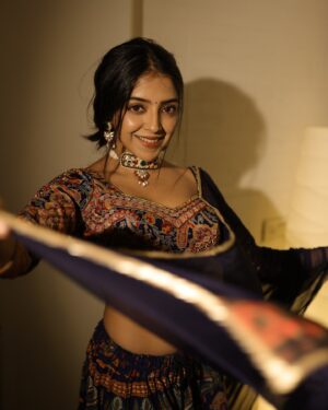 Khushi Dubey Instagram - This Diwali, embrace the spirit of kindness and illuminate the lives of others with warmth , truth and light. Let your flames of gentleness and actions shine bright , spreading love and compassion to all around you. Be the beacon of warmth ,and love shining everywhere! Wishing you alllllll a very Happy Diwali!🪔✨
~Khushi Dubey ♥️

Captured by: @krsna_captures ✨
Jewellery: @kickyandperky 
Outfit: @ethnicityhq 
.

#khushidubey #diwali #happydiwali #festive #indian #ethnic #lights