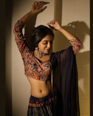 Khushi Dubey Instagram - This Diwali, embrace the spirit of kindness and illuminate the lives of others with warmth , truth and light. Let your flames of gentleness and actions shine bright , spreading love and compassion to all around you. Be the beacon of warmth ,and love shining everywhere! Wishing you alllllll a very Happy Diwali!🪔✨
~Khushi Dubey ♥️

Captured by: @krsna_captures ✨
Jewellery: @kickyandperky 
Outfit: @ethnicityhq 
.

#khushidubey #diwali #happydiwali #festive #indian #ethnic #lights