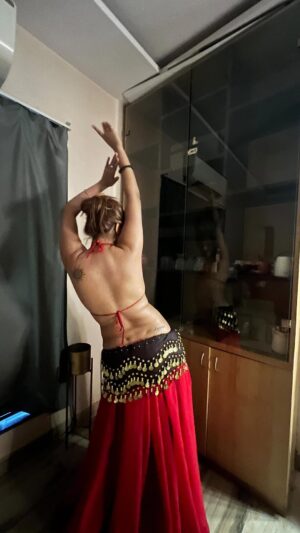 Khushi Mukherjee Instagram - Random dance practise ❤️

#bellydance #bollywood #trendingsong #sunidhichauhan