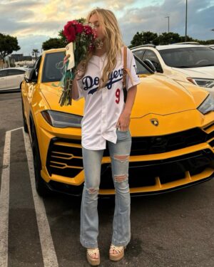Kijsa Gifford Instagram - Flowers are a girls best friend💛