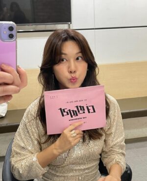 Kim Ha-neul Instagram - 더 딴따라 오늘도 본방사수💛

#더딴따라 #오늘밤9시20분 #kbs2tv