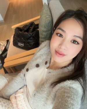 Kim Hee-jung Instagram - Feeling as white and pure as the winter snow ☃️❄️