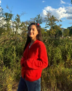 Kim Jae-kyung Instagram - 요즘날씨미쳤😆🌞🌼 
이번에 새로 디자인하고 뜬 가디건도 너무 마음에 들어❤️