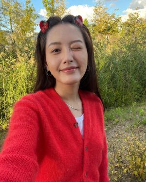 Kim Jae-kyung Instagram - 요즘날씨미쳤😆🌞🌼 
이번에 새로 디자인하고 뜬 가디건도 너무 마음에 들어❤️