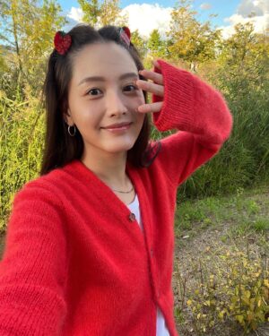 Kim Jae-kyung Instagram - 요즘날씨미쳤😆🌞🌼 
이번에 새로 디자인하고 뜬 가디건도 너무 마음에 들어❤️