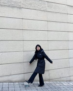 Kim Ji-won Instagram - 🖤