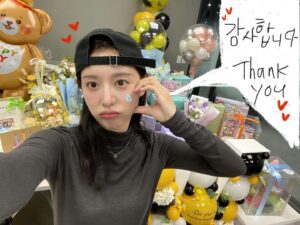 Kim Ji-won Instagram - 올해도 덕분에 행복 가득한 생일이었습니다❤️감사합니다❤️