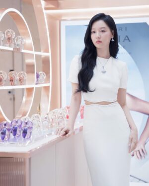 Kim Ji-won Instagram - 불가리 옴니아 크리스탈린 오 드 퍼퓸 론칭 팝업🪷
#Bvlgari #불가리향수 #불가리옴니아 #옴니아크리스탈린