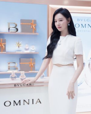 Kim Ji-won Instagram - 불가리 옴니아 크리스탈린 오 드 퍼퓸 론칭 팝업🪷
#Bvlgari #불가리향수 #불가리옴니아 #옴니아크리스탈린
