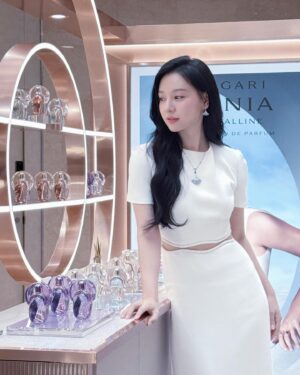 Kim Ji-won Instagram - 불가리 옴니아 크리스탈린 오 드 퍼퓸 론칭 팝업🪷
#Bvlgari #불가리향수 #불가리옴니아 #옴니아크리스탈린