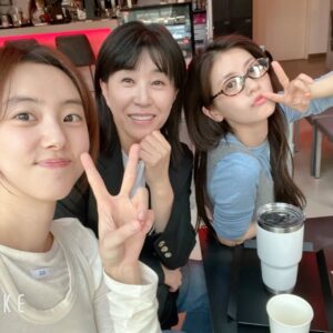 Kim Mi-kyeong Instagram - 요즘 열일중인 소민, 세완 ❤️
차암 오랫만에 만났네.
맛난 점심에 더 맛났던 수다^^
늘 응원해 이쁜이들🤠