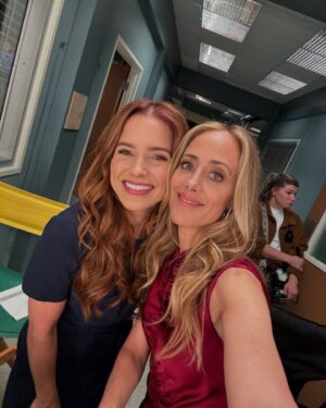 Kim Raver Instagram - Tune in tonight for a brand new episode of #GreysAnatomy! Cant wait for you all to see the wonderful @sophiabush ✨