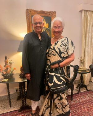 Kim Sharma Instagram - Saal Mubarak 🪔♥️👵🏼👴🏼👩🏾👩🏽🧿