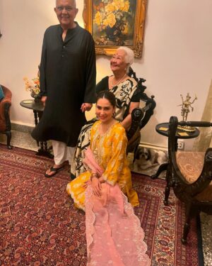 Kim Sharma Instagram - Saal Mubarak 🪔♥️👵🏼👴🏼👩🏾👩🏽🧿