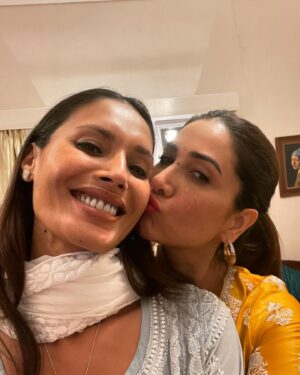 Kim Sharma Instagram - Saal Mubarak 🪔♥️👵🏼👴🏼👩🏾👩🏽🧿