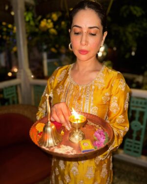 Kim Sharma Instagram - Saal Mubarak 🪔♥️👵🏼👴🏼👩🏾👩🏽🧿