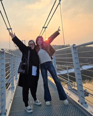 Kim Sung-ryung Instagram - #춘천여행 #스벅 #출렁다리 #산토리니 
놀았쪄요^^