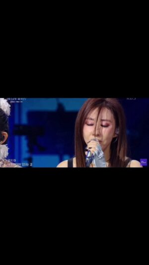 Kim Wan-sun Instagram - 누구나 지치고 포기하고 싶을 때가 있죠. 괜찮은 척 애써 웃으니 더 힘들어지고.. 그럴땐 그냥 자신을 편하게 해주는 것도 좋아요. 애쓰지 않아도 그대로 괜찮아요. 
자신에게 맛있는 음식 먹이고 잠도 재우고 편안한 음악 들려주며.. 쉬세요. 
그러면 곁에서 항상 응원해 준 누군가가 보일겁니다. 
#hereiam 
#이영지의레인보우