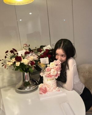 Kim Ye-won Instagram - 꽃처럼 향기롭게
지금처럼 오래도록 함께 걸어요💐🎂♥️

서로의 페이보릿,🍫
내친구 내사랑 예브리원 👯‍♀️

늘 럽유 :) 🙏🏻🫶🏻

#20241211