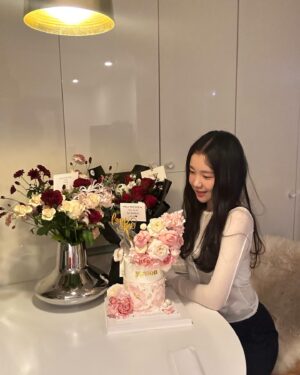 Kim Ye-won Instagram - 꽃처럼 향기롭게
지금처럼 오래도록 함께 걸어요💐🎂♥️

서로의 페이보릿,🍫
내친구 내사랑 예브리원 👯‍♀️

늘 럽유 :) 🙏🏻🫶🏻

#20241211
