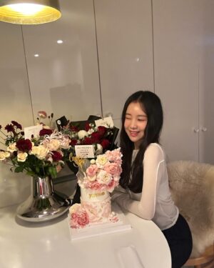 Kim Ye-won Instagram - 꽃처럼 향기롭게
지금처럼 오래도록 함께 걸어요💐🎂♥️

서로의 페이보릿,🍫
내친구 내사랑 예브리원 👯‍♀️

늘 럽유 :) 🙏🏻🫶🏻

#20241211