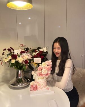 Kim Ye-won Instagram - 꽃처럼 향기롭게
지금처럼 오래도록 함께 걸어요💐🎂♥️

서로의 페이보릿,🍫
내친구 내사랑 예브리원 👯‍♀️

늘 럽유 :) 🙏🏻🫶🏻

#20241211