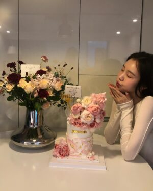 Kim Ye-won Instagram - 꽃처럼 향기롭게
지금처럼 오래도록 함께 걸어요💐🎂♥️

서로의 페이보릿,🍫
내친구 내사랑 예브리원 👯‍♀️

늘 럽유 :) 🙏🏻🫶🏻

#20241211