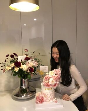 Kim Ye-won Instagram - 꽃처럼 향기롭게
지금처럼 오래도록 함께 걸어요💐🎂♥️

서로의 페이보릿,🍫
내친구 내사랑 예브리원 👯‍♀️

늘 럽유 :) 🙏🏻🫶🏻

#20241211