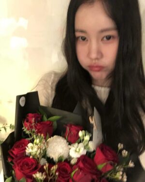 Kim Ye-won Instagram - 꽃처럼 향기롭게
지금처럼 오래도록 함께 걸어요💐🎂♥️

서로의 페이보릿,🍫
내친구 내사랑 예브리원 👯‍♀️

늘 럽유 :) 🙏🏻🫶🏻

#20241211