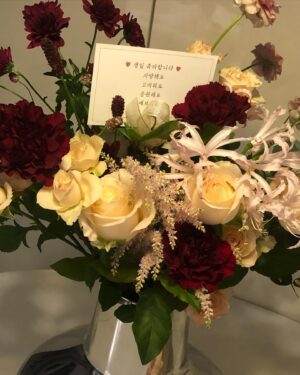 Kim Ye-won Instagram - 꽃처럼 향기롭게
지금처럼 오래도록 함께 걸어요💐🎂♥️

서로의 페이보릿,🍫
내친구 내사랑 예브리원 👯‍♀️

늘 럽유 :) 🙏🏻🫶🏻

#20241211