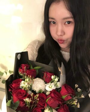 Kim Ye-won Instagram - 꽃처럼 향기롭게
지금처럼 오래도록 함께 걸어요💐🎂♥️

서로의 페이보릿,🍫
내친구 내사랑 예브리원 👯‍♀️

늘 럽유 :) 🙏🏻🫶🏻

#20241211