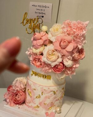 Kim Ye-won Instagram - 꽃처럼 향기롭게
지금처럼 오래도록 함께 걸어요💐🎂♥️

서로의 페이보릿,🍫
내친구 내사랑 예브리원 👯‍♀️

늘 럽유 :) 🙏🏻🫶🏻

#20241211