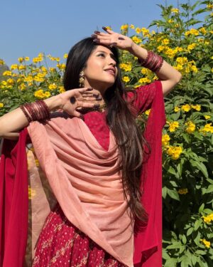 Kinjal Rajpriya Instagram - सुहानी धूप, गुलाबी ठंड और शादी का माहौल 🌺 #VatavaranVibes
